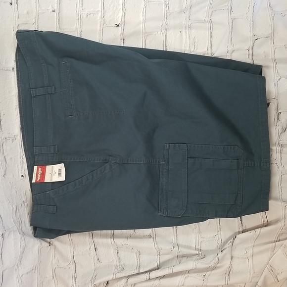 NWT Wrangler men's cargo shorts - Picture 2 of 6